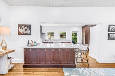 Location, location, location! Authentic Mid-Century Modern gem - photo 17