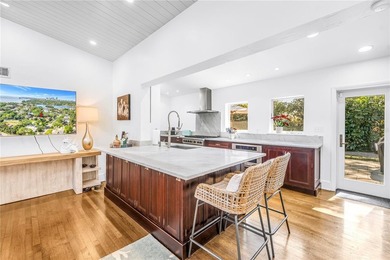 Location, location, location! Authentic Mid-Century Modern gem - photo 19