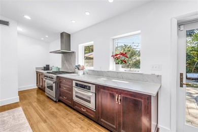 Location, location, location! Authentic Mid-Century Modern gem - photo 21