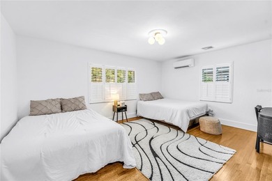 Location, location, location! Authentic Mid-Century Modern gem - photo 26