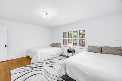 Location, location, location! Authentic Mid-Century Modern gem - photo 27
