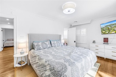 Location, location, location! Authentic Mid-Century Modern gem - photo 32