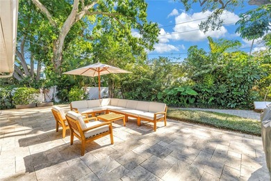 Location, location, location! Authentic Mid-Century Modern gem - photo 40