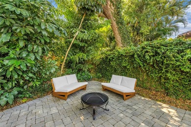 Location, location, location! Authentic Mid-Century Modern gem - photo 42