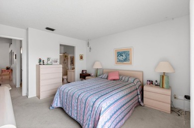 Welcome to this 2 bed 2 bath 55+ community. New roof. This villa - photo 23