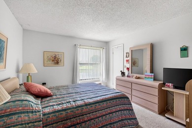 Welcome to this 2 bed 2 bath 55+ community. New roof. This villa - photo 24