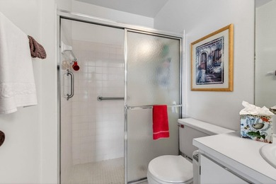 Welcome to this 2 bed 2 bath 55+ community. New roof. This villa - photo 26