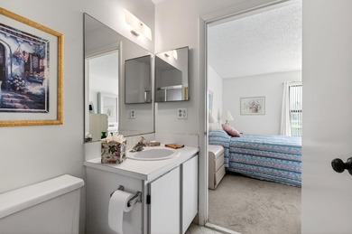 Welcome to this 2 bed 2 bath 55+ community. New roof. This villa - photo 27