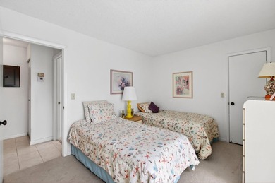 Welcome to this 2 bed 2 bath 55+ community. New roof. This villa - photo 28