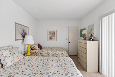 Welcome to this 2 bed 2 bath 55+ community. New roof. This villa - photo 29