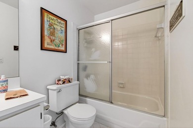 Welcome to this 2 bed 2 bath 55+ community. New roof. This villa - photo 33