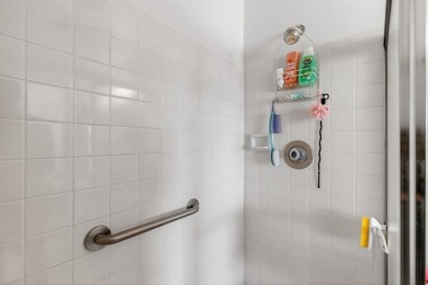 Welcome to this 2 bed 2 bath 55+ community. New roof. This villa - photo 35