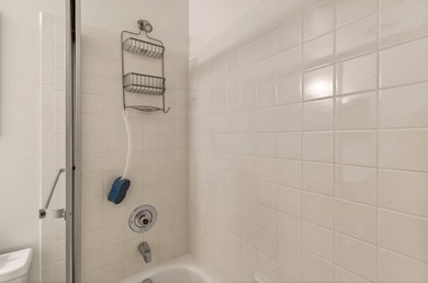 Welcome to this 2 bed 2 bath 55+ community. New roof. This villa - photo 36
