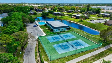 Welcome to this 2 bed 2 bath 55+ community. New roof. This villa - photo 43
