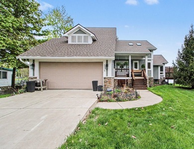 Move into this immaculate custom-built 3-bedroom, 2.5-bath, open - photo 1