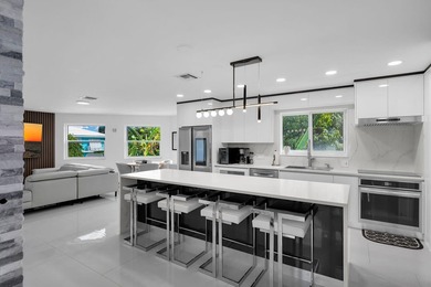 Extensively renovated CBS pool home in desirable Duck Key - photo 3
