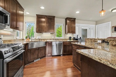 Move into this immaculate custom-built 3-bedroom, 2.5-bath, open - photo 7