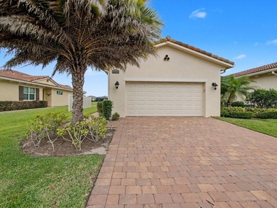 Welcome to this beautifully maintained 2-bedroom + den, 2-bath - photo 2