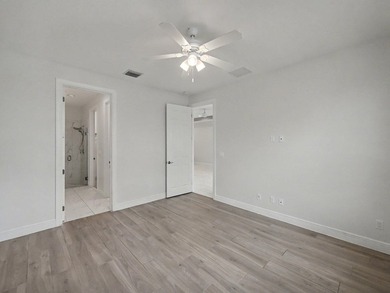 Welcome to this beautifully maintained 2-bedroom + den, 2-bath - photo 9