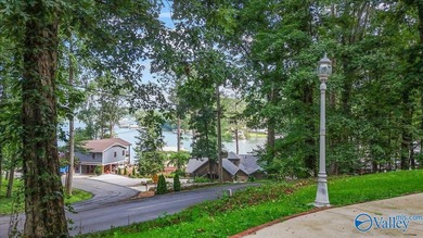 Southern Charm house w/large covered patio & balcony w/views of - photo 6