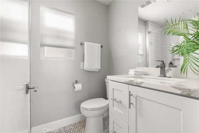 Located on the prestigious bayfront of Balboa Island, 1011 N - photo 36