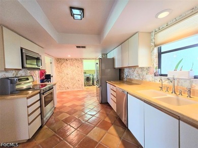 Enjoy panoramic unobstructed golf course & lake views with a - photo 10