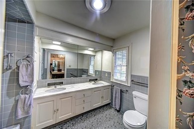 This rare offering showcases a stunning, high-end lakefront - photo 17