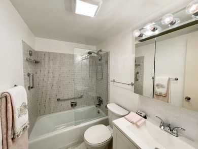 Beautifully upgraded and spacious 2-bedroom, 2-bath condo - photo 10