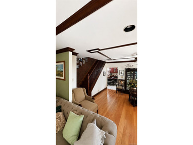 Charming detached Tudor style one family home in Jamaica Hills - photo 4