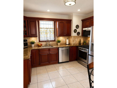 Charming detached Tudor style one family home in Jamaica Hills - photo 7