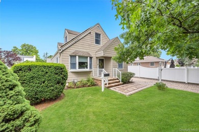 This beautifully renovated Cape in Oceanside offers 3 bedrooms - photo 3