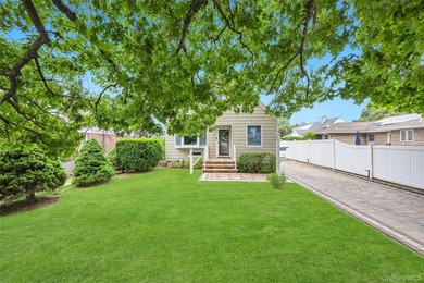 This beautifully renovated Cape in Oceanside offers 3 bedrooms - photo 4