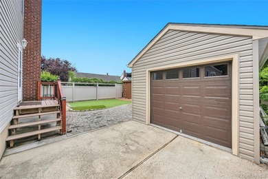 This beautifully renovated Cape in Oceanside offers 3 bedrooms - photo 5