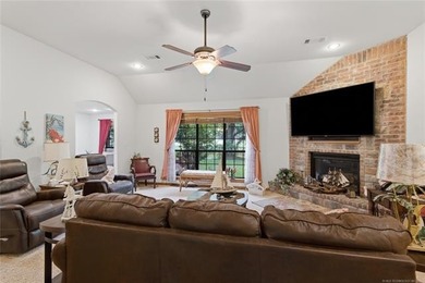 Welcome to one of the area's most desirable lakeside - photo 6