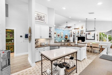 Stunning 4 BD 3 BA, beautifully renovated home on an oversized - photo 8