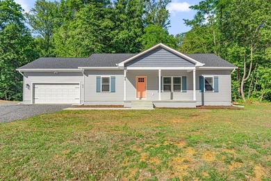 Custom-built 3 bedroom, 2 bath home situated on a spacious 1.5 - photo 2
