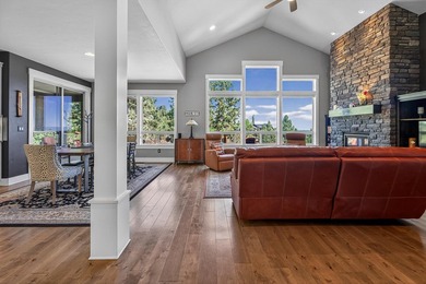 Single-level home, clear mountain views overlooking the 1st - photo 14