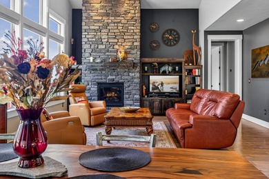 Single-level home, clear mountain views overlooking the 1st - photo 16