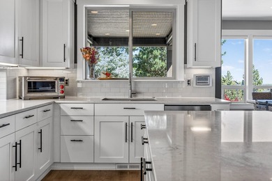 Single-level home, clear mountain views overlooking the 1st - photo 18