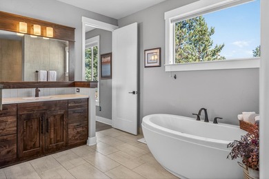 Single-level home, clear mountain views overlooking the 1st - photo 31