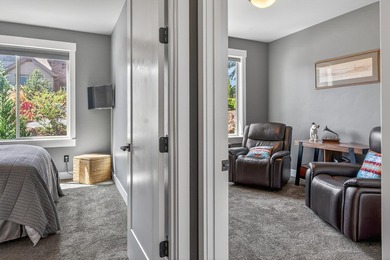 Single-level home, clear mountain views overlooking the 1st - photo 38