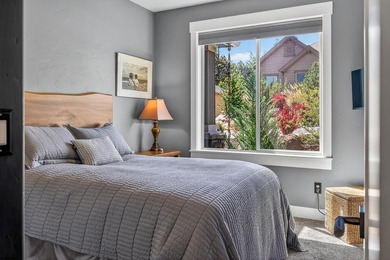 Single-level home, clear mountain views overlooking the 1st - photo 39