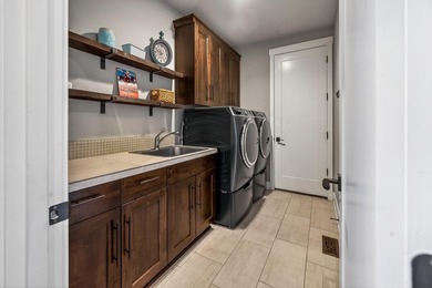 Single-level home, clear mountain views overlooking the 1st - photo 44
