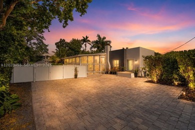 YOUR DREAM HOME AWAITS! Immerse in natural light in this 3/2 - photo 2