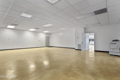 Versatile 4,050 SqFt Commercial Building in a Prime Location! - photo 6