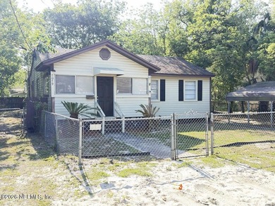 Calling all investors and savvy buyers! This 3-bedroom, 2-bath - photo 3