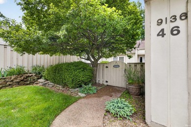 GATED. RELAXING. EASY-LIVINGe enjoy lake life in this recently - photo 3