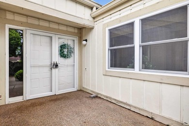 GATED. RELAXING. EASY-LIVINGe enjoy lake life in this recently - photo 5