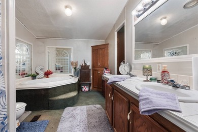 Spacious and well-maintained, this 4 bed, 2 bath home offers 2 - photo 22