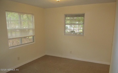 Cute brick bungalow, with newer roof ( 2023 ) and new water - photo 4